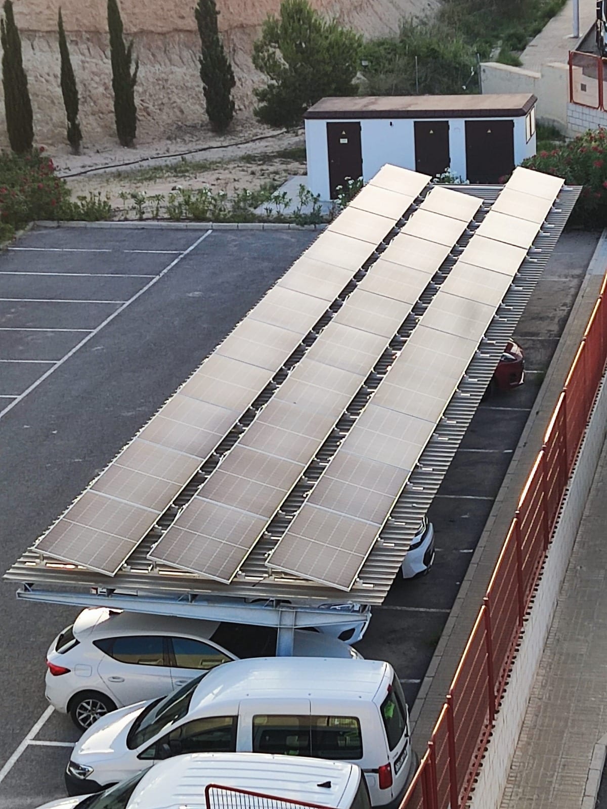 Marquesina fotovoltaica sobre el aparcamiento del Hotel AG en Elche